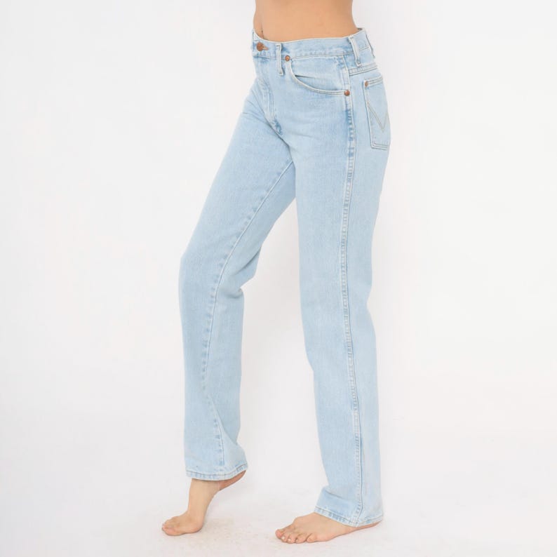 Op de afbeelding: Lichtblauwe jeans met een klassieke rechte pijp. De jeans hebben een klassiek ontwerp met vijf zakken en een lichte wassing. Gemaakt van duurzaam denim, deze jeans zijn geschikt voor dagelijks gebruik. De jeans zijn lichtblauw.