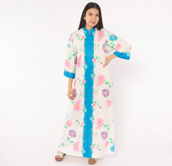 70s Floral Housecoat White Blue Pink Mandarin Collar Robe Caftan Three Quarter Sleeve Flower Print Duster Kimono Loungewear Vintage Medium M