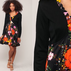 Mini robe florale des années 70, robe nuisette bohème hippie des années 1970, taille empire bohème à volants Minirobe vintage à manches longues noir grande