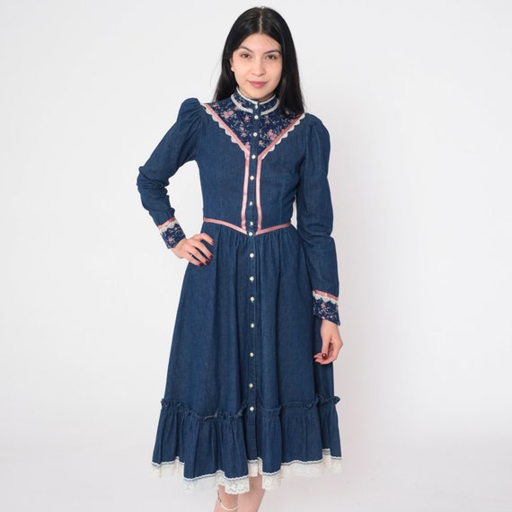 Gunne Sax Prairie Dress 70s Blue Denim Midi Dress Calico Floral Lace Ribbon Button up High Waisted Long Puff Sleeve Vintage 1970s 2xs xxs