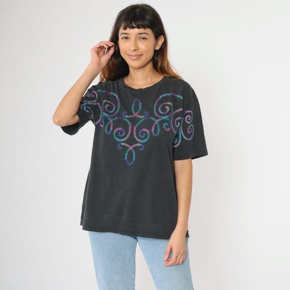 Vintage 90s Swirl T-Shirt Black Faux Embroidery Print Shirt Graphic Crewneck Tee 1990s Short Sleeve Extra Large xl