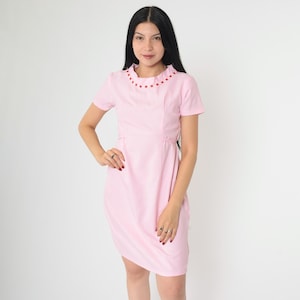 Vintage 1960s Pink Mod Dress Textured Lettering Print Embroidered Collar 60s Pastel Shift Short Sleeve Tie Waist Retro Twiggy Era Small S