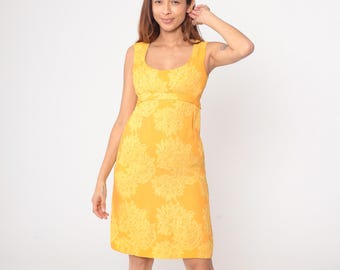 Vestido de cóctel amarillo de los años 60, dorado, moderno, sin mangas, escote redondo, largo hasta la rodilla, con cinturón, estilo vintage, brocado texturizado, ajustado, con cremallera en la espalda, talla extra pequeña XS
