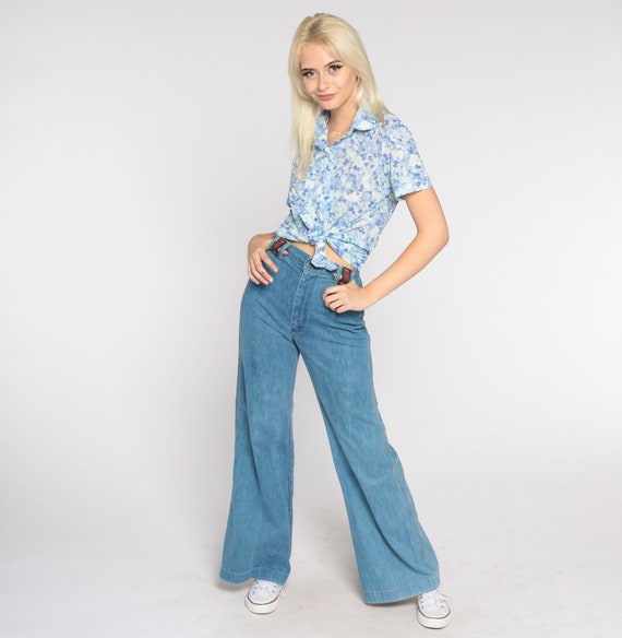 Watercolor Floral Top 70s Blue White Button Up Blouse Rounded Collar Retro Flower Print Short Sleeve Shirt Bohemian Vintage 1970s Medium M