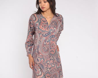 Paisley Mini Kleid 80er Etuikleid Blau Rosa V Ausschnitt Langarm Elegant Swirl Muster Vintage Tunika Kurz Herbst Boho Go Go Mod Zip Up Large L