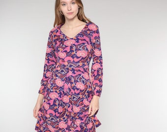 Vintage 70-tals blommig klänning lila rosa mod miniklänning långärmad v-ringad abstrakt groovy blommönster retro sjuttiotals hippie 1970-tal liten S