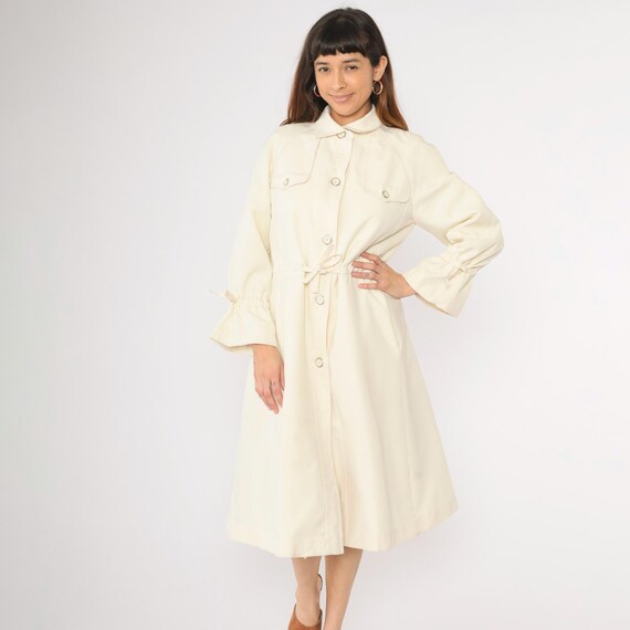 Vintage 70s Cream Trench Coat Long Sleeve Button Up Front Jacket Drawstring Waist Pocket Detail Mid Length Lightweight 1970s Medium M