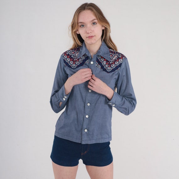 Vintage 70s Western Shirt Blue Chambray Button Up Shirt Bandana Print Long Sleeve Collared Top Seventies Rodeo Cowboy White Red 1970s XS