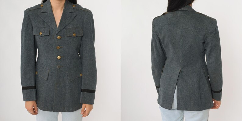 K&ouml;nnte beinhalten: Graue Jacke im Milit&auml;rstil mit goldenen Kn&ouml;pfen und schwarzem Besatz an den &Auml;rmeln. Die Jacke hat eine taillierte Passform mit Taschen und einem Reverskragen. Das Bild zeigt die Vorder- und R&uuml;ckseite der Jacke.