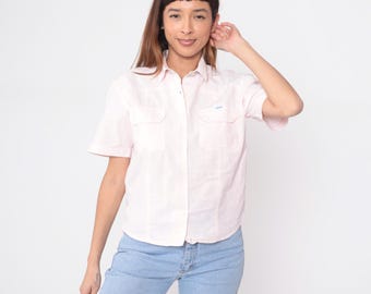 Różowa koszulka polo z lat 90. z krótkim rękawem, kieszeniami na piersi, kołnierzykiem, minimalistyczna bluzka, elegancka, do pracy w biurze, swobodna, jasnoróżowa, jasna, dziewczęca, vintage, mała, rozmiar S