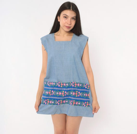 70s Floral Tunic Apron Dress Open Back Tie Closure Sleeveless Cotton Blue Chambray Prairie Flower Print Summer Spring Cottagecore Small S
