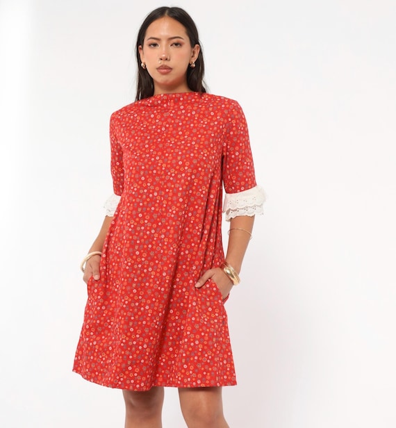 60s Ditsy Floral Frock Red Cotton Eyelet Lace Cuff Knee Length A Line Shift Dress Back Zipper Pocket Prairie Summer Calico Vintage Small S
