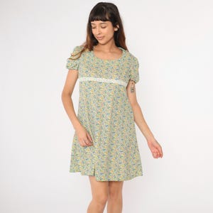 Robe nuisette florale vintage des années 60 à manches bouffantes Mod Mini vert bleu taille empire Dolly Gogo petites fleurs calicot imprimé des années 1960 Boho Medium Petite