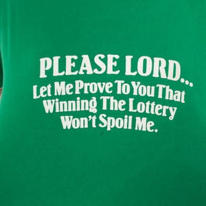 K&ouml;nnte beinhalten: Gr&uuml;nes T-Shirt mit dem wei&szlig;en Text "PLEASE LORD... Let Me Prove To You That Winning The Lottery Won't Spoil Me."