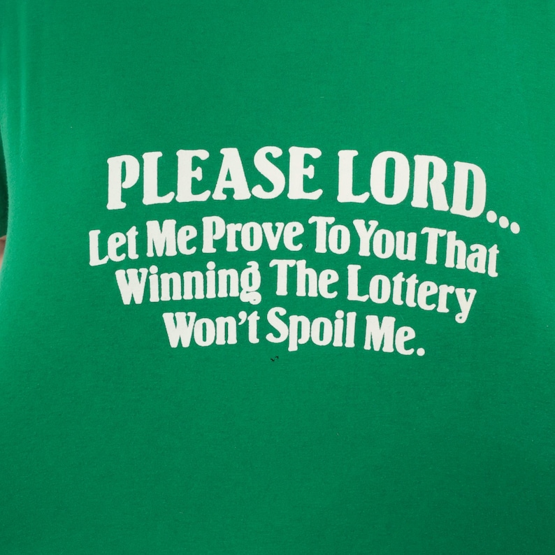 K&ouml;nnte beinhalten: Gr&uuml;nes T-Shirt mit dem wei&szlig;en Text "PLEASE LORD... Let Me Prove To You That Winning The Lottery Won't Spoil Me."