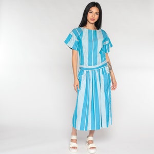 Robe midi rayée des années 80, robe de jour taille basse, taille haute rétro, robe décontractée avec poche, bleu blanc des années 80, coton vintage, bouton sur le côté, moyen 8 image 2