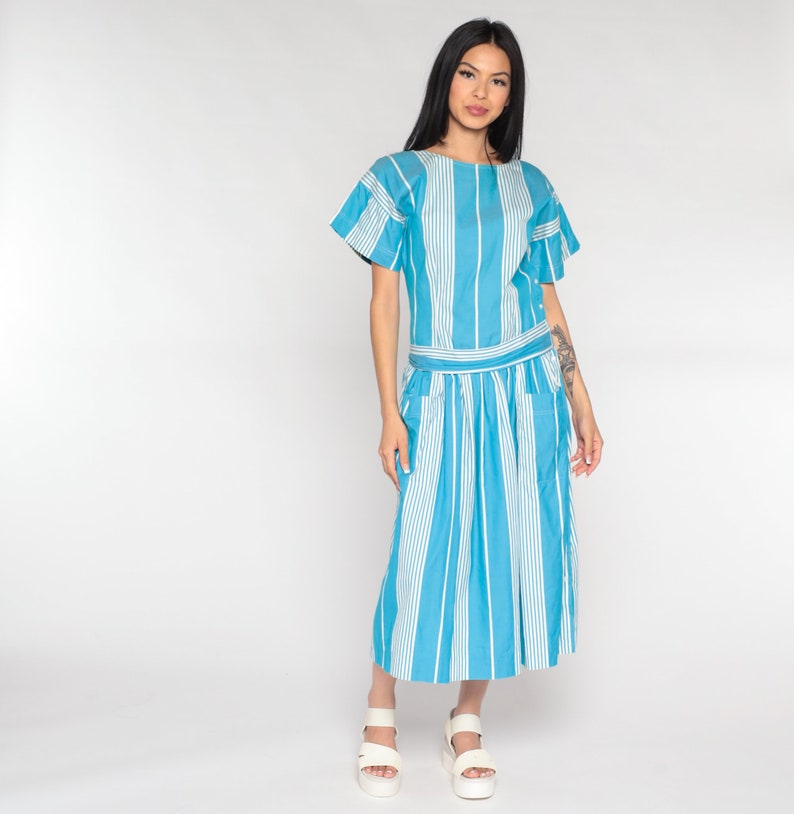 Robe midi rayée des années 80, robe de jour taille basse, taille haute rétro, robe décontractée avec poche, bleu blanc des années 80, coton vintage, bouton sur le côté, moyen 8 image 2