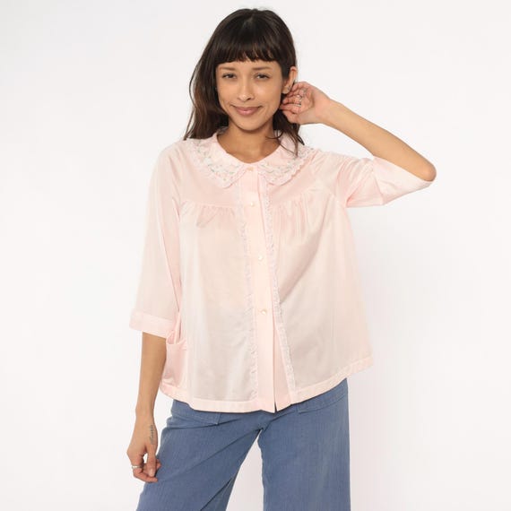 80s Lounge Top Peter Pan Collar Blouse Pale Pink Embroidered Lace Trim Cottagecore Romantic Feminine Loose Fit Pastel Floral Detail Small S
