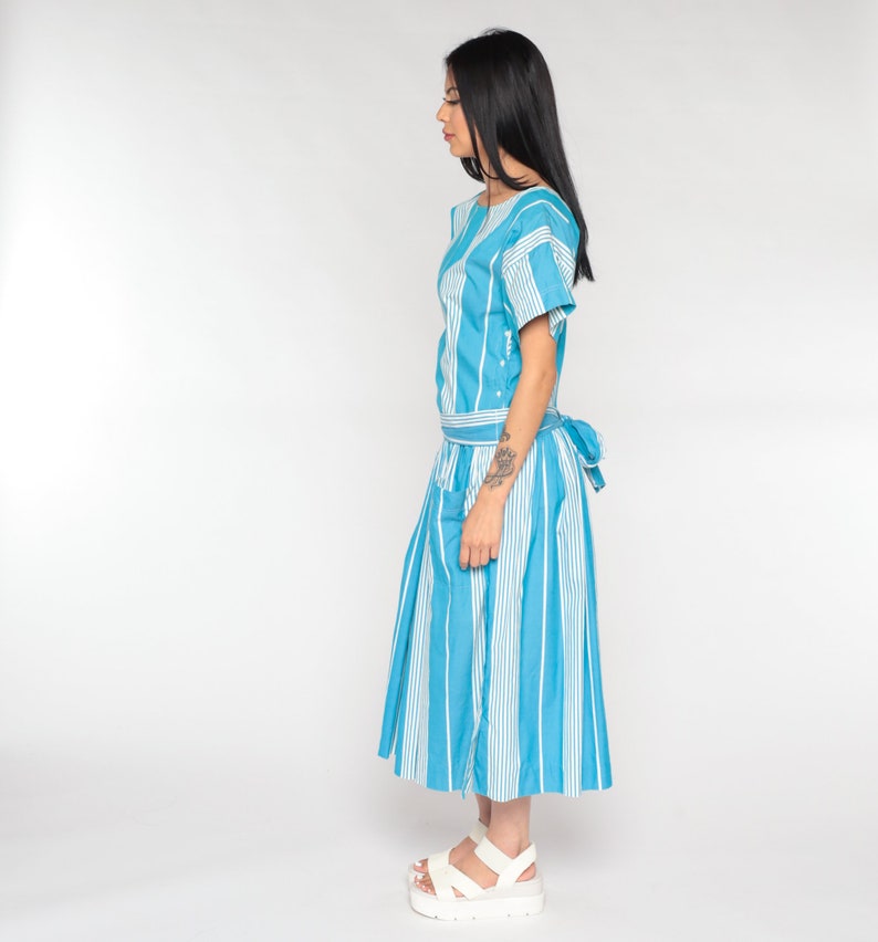 Robe midi rayée des années 80, robe de jour taille basse, taille haute rétro, robe décontractée avec poche, bleu blanc des années 80, coton vintage, bouton sur le côté, moyen 8 image 6