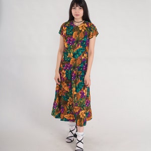 Robe fleurie tropicale des années 90, robe mi-longue taille basse à manches courtes Hibiscus fleur feuille imprimé violet vert jaune vintage des années 1990 Medium 8 image 3