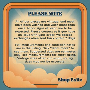 Peut inclure: Graphique de style vintage avec un fond bleu et une bordure orange. Le texte "PLEASE NOTE" est en haut, suivi de d&eacute;tails sur les articles vintage, y compris l'usure et les &eacute;changes. Le nom de la boutique "Shop Exile" est en bas.