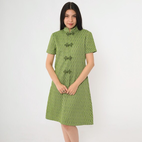 Vintage Mod Asian Inspired Dress 60s Green Geometric Textured Polyester Knit Short Sleeve Cheongsam Style Frog Closures A-Line 1960s Medium