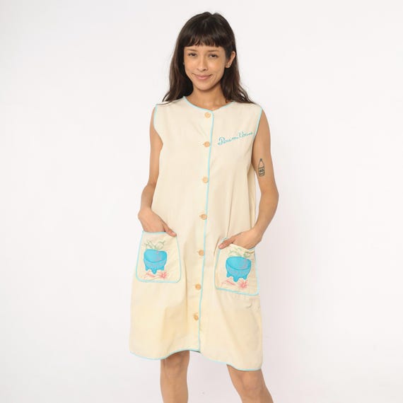 80s Mexican House Dress Kitchen "Para Mi Cocina" Embroidered Molcajete Chiles Sleeveless Yellow Cream Blue Trim Cotton Vintage Medium M