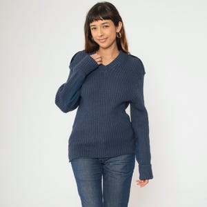 Vintage brittisk marinblå ulltröja militär ribbad stickning 80-tals epåletter armbågslappar armé v-ringad 1980-tals pullover herr stor 44