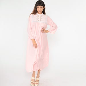 Camisón de los años 80 con encaje bordado floral y calado, vestido largo rosa bebé, camisón largo con botones, para dormir, para estar en casa, manga larga, vintage, años 80, talla grande L