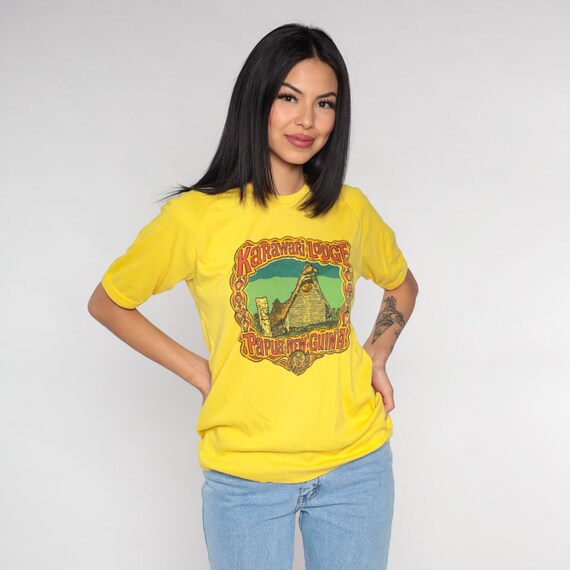 Papua New Guinea Shirt Karawari Lodge T-Shirt Tropical Resort Graphic Tee Retro Tourist Tshirt Travel Oceania Top Yellow Vintage 00s Medium