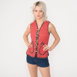 Chaleco acolchado con estampado floral de los años 70, estilo hippie, estilo bohemio, con estampado de calicó rojo, sin mangas, con botones para festivales, estilo bohemio, años 70, talla extra pequeña xs 0 imagen 3