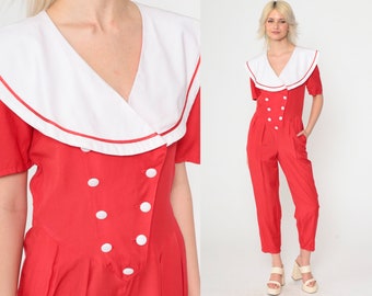 Sailor Jumpsuit rouge croisé pantalon fuselé boutonné taille basque blanc col marin des années 1980 col en V vintage à manches courtes petit 6 des années 80
