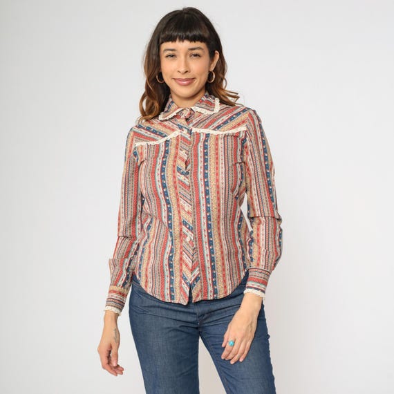 Vintage 70s Western Boho Blouse Red Blue Striped Floral Print Pearl Snap Lace Trim Yoke Long Sleeve 1970s Button Up Shirt Extra Small xs