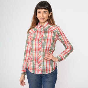 Chemisier Wrangler à carreaux vintage des années 70 rouge perle de l&#39;ouest chemise pression à carreaux vert à manches longues rétro haut de rodéo des années 1970 pour femmes petit