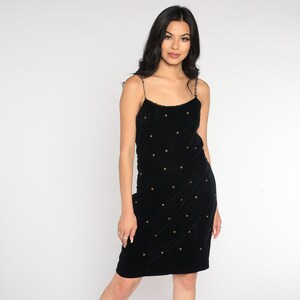90er Samt Party Kleid Vintage Schwarzes Nieten Mini Kleid Gold Nieten Kette Spaghetti Träger Ärmellos 1990er Jahre Cocktail LBD Etuikleid Small Medium