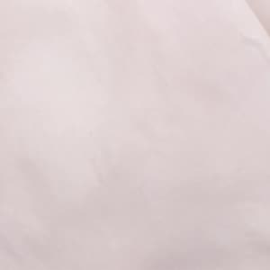 Puede incluir: Primer plano de una tela rosa p&aacute;lido, mostrando pliegues y sombras sutiles. El material parece suave y posiblemente ligero, creando una textura suave y fluida. La impresi&oacute;n general es de delicada simplicidad.