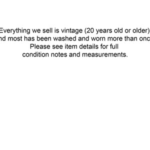 Puede incluir: Texto que indica que todos los art&iacute;culos que se venden son vintage, tienen al menos 20 a&ntilde;os de antig&uuml;edad y se han lavado y usado. Tambi&eacute;n anima a los compradores a consultar los detalles del art&iacute;culo para obtener notas sobre el estado y las medidas.