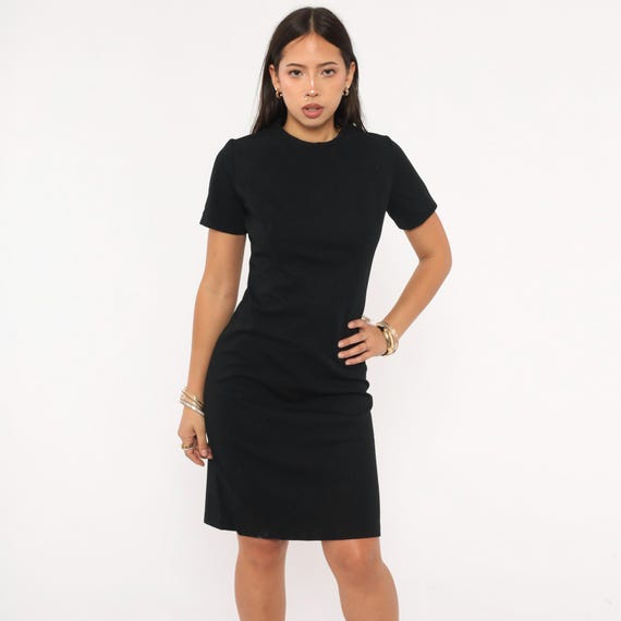 70s Black Shift Dress Short Sleeve Crew Neck Textured Knee Length Mod Style Minimal Office Corporate Goth Jet Dark Vintage Fitted Small S