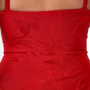 Peut inclure: Maillot de bain rouge &agrave; motif floral. Le maillot de bain a un d&eacute;collet&eacute; arrondi et des bretelles fines.