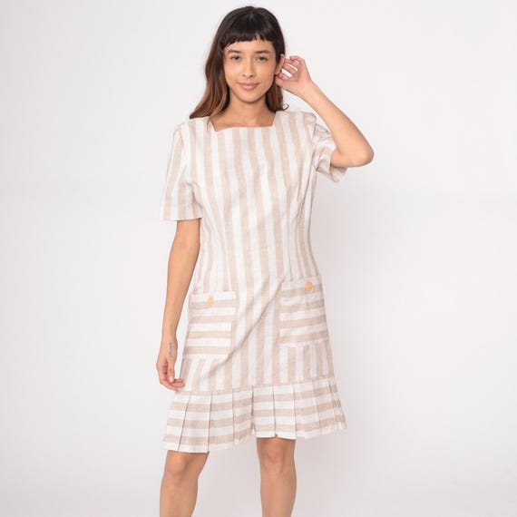 80s Striped Pleated Dress Square Neckline Knee Length Short Sleeve Beige White Cream Neutral Light Academia Preppy Pockets Vintage Medium M
