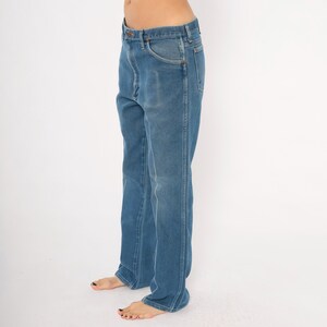 Peut inclure: Jean en denim bleu clair avec une conception classique &agrave; cinq poches. Le jean a une coupe droite et un d&eacute;lavage d&eacute;color&eacute;, lui donnant un aspect vintage. Le jean est en denim durable.