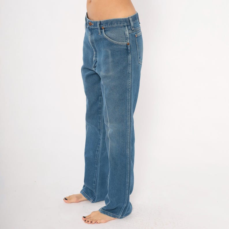 Peut inclure: Jean en denim bleu clair avec une conception classique &agrave; cinq poches. Le jean a une coupe droite et un d&eacute;lavage d&eacute;color&eacute;, lui donnant un aspect vintage. Le jean est en denim durable.