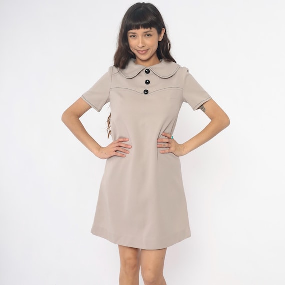 60s Mod Dress Space Age Gray Beiege Shift Peter Pan Collar Short Sleeve Western Yoke Button Detail Vintage Tan Cream Office Preppy Small S