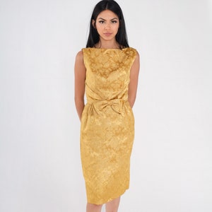 Gold Brokat Kleid 60er Party Kleid Metallic Mod Mini Blumen Cocktail Low Back Bow High Waist Ärmellos Formelle Etui Vintage extra small xs