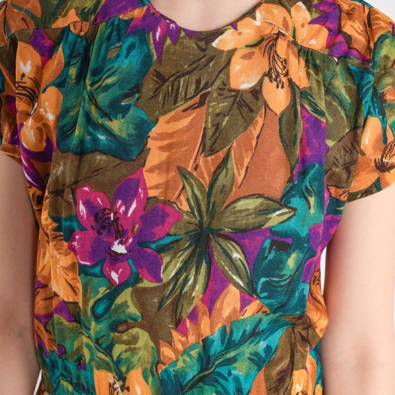 Robe fleurie tropicale des années 90, robe mi-longue taille basse à manches courtes Hibiscus fleur feuille imprimé violet vert jaune vintage des années 1990 Medium 8 image 5