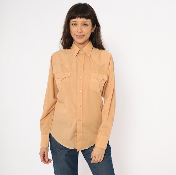 80s Western Snap Shirt Peach Cotton Pointed Collar Cowboy Yoke Long Sleeve Tan Sand Camel Pearl Snap Pocket Ranch Style Vintage Mens Small S