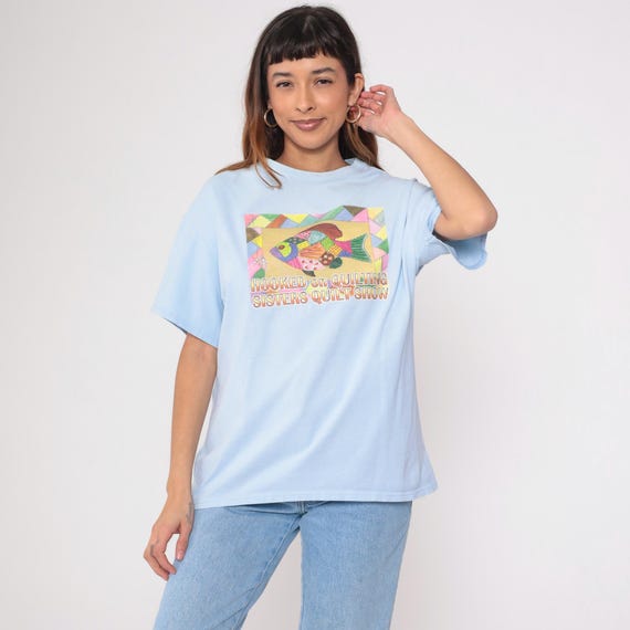 Sisters Quilt Show T Shirt 00s Hooked on Quilting Tshirt Light Blue Fish Graphic Shirt Vintage Oregon Short Sleeve Tee Large L