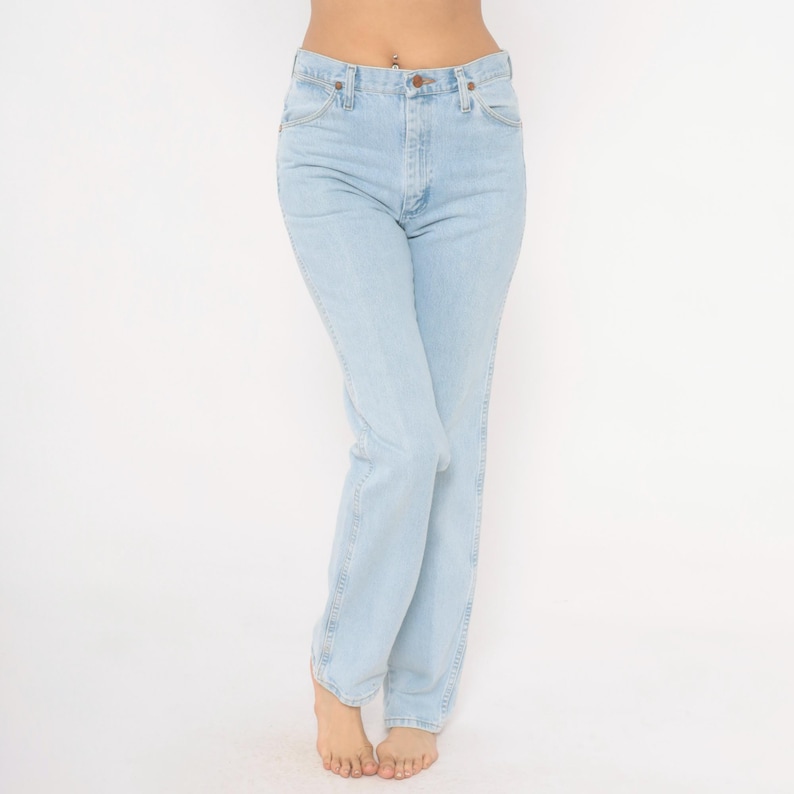 Op de afbeelding: Lichtblauwe denim jeans met een klassiek vijf-zakken ontwerp. De jeans hebben een rechte pijp en een knoop- en ritssluiting. De licht gewassen denim is effen van kleur.