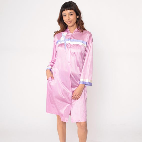 70s Pink Robe Vanity Fair Long Sleeve Shell Embroidery Lavender Purple Striped Trim Vintage Housecoat Lounge Wear Mandarin Collar Small S