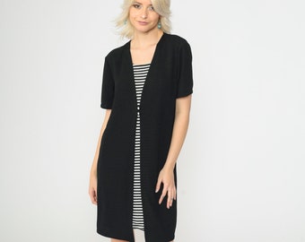 Robe en tricot noire des années 90 boutonnée sur le devant couche rayée vintage à manches courtes Shift monochrome minimaliste grunge tenue décontractée des années 1990 Petite moyenne